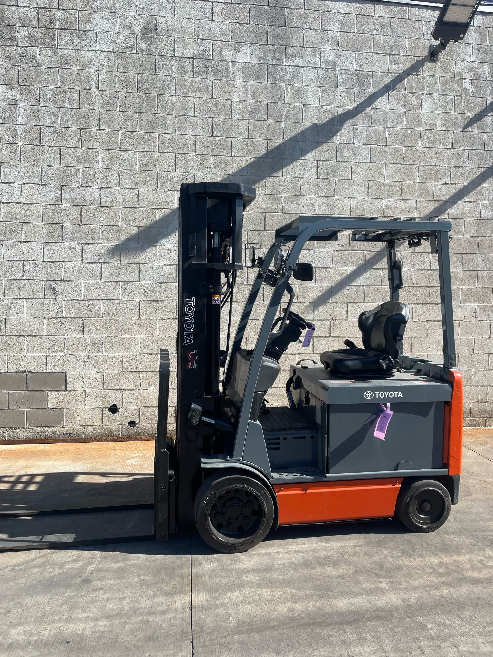 Toyota 8FBCU32 6,500 lb Electric Sit-Down Forklift – Cushion Tires