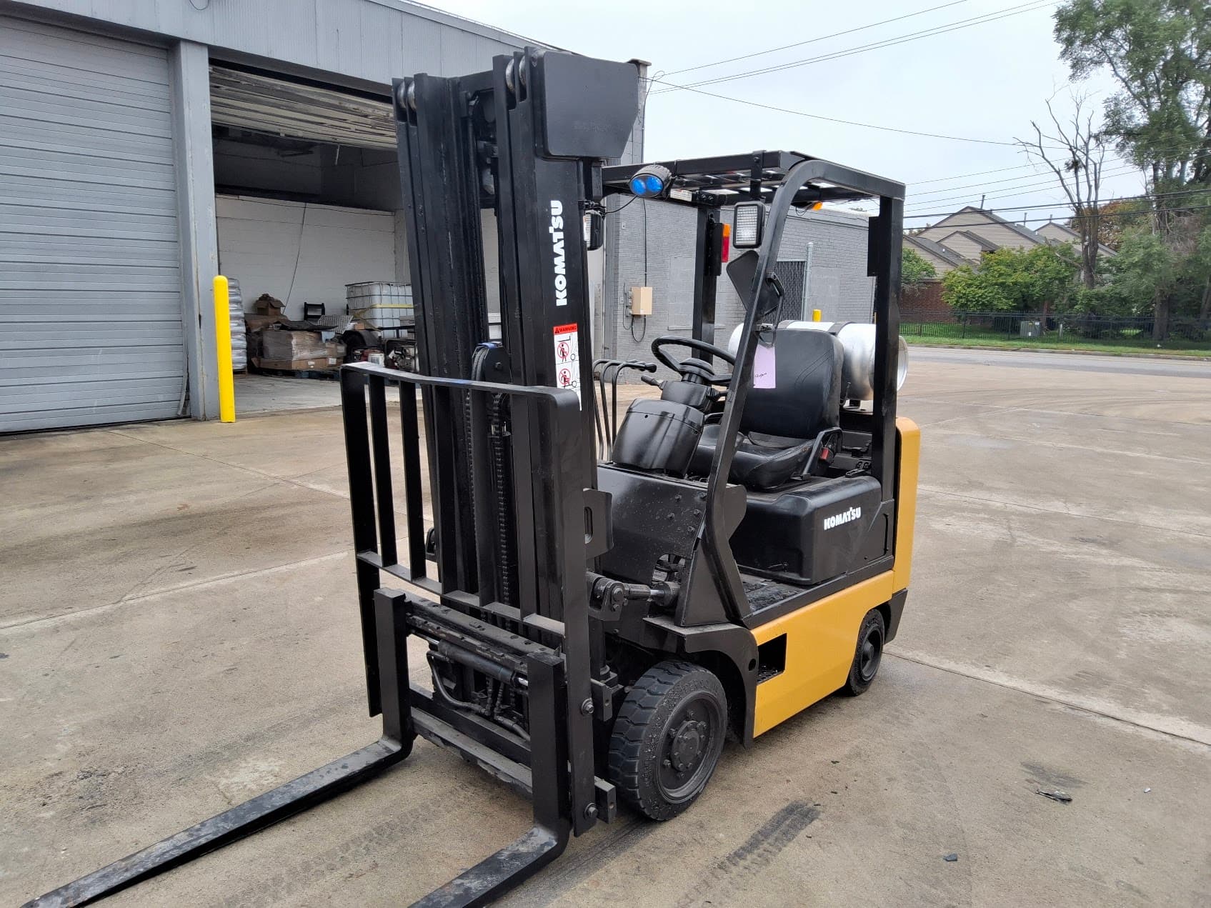 Komatsu FG15HT-16 2,500lb Capacity LP Powered Pneumatic Tire Forklift