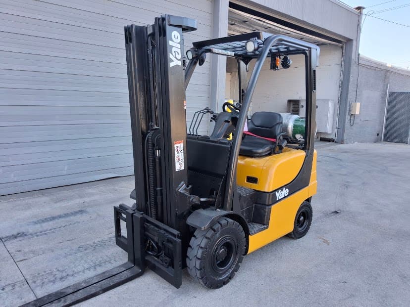 Yale GLP040SVXNURE084 3,800LB LP Pneumatic Tire Forklift, 187" Lift, 42" Forks
