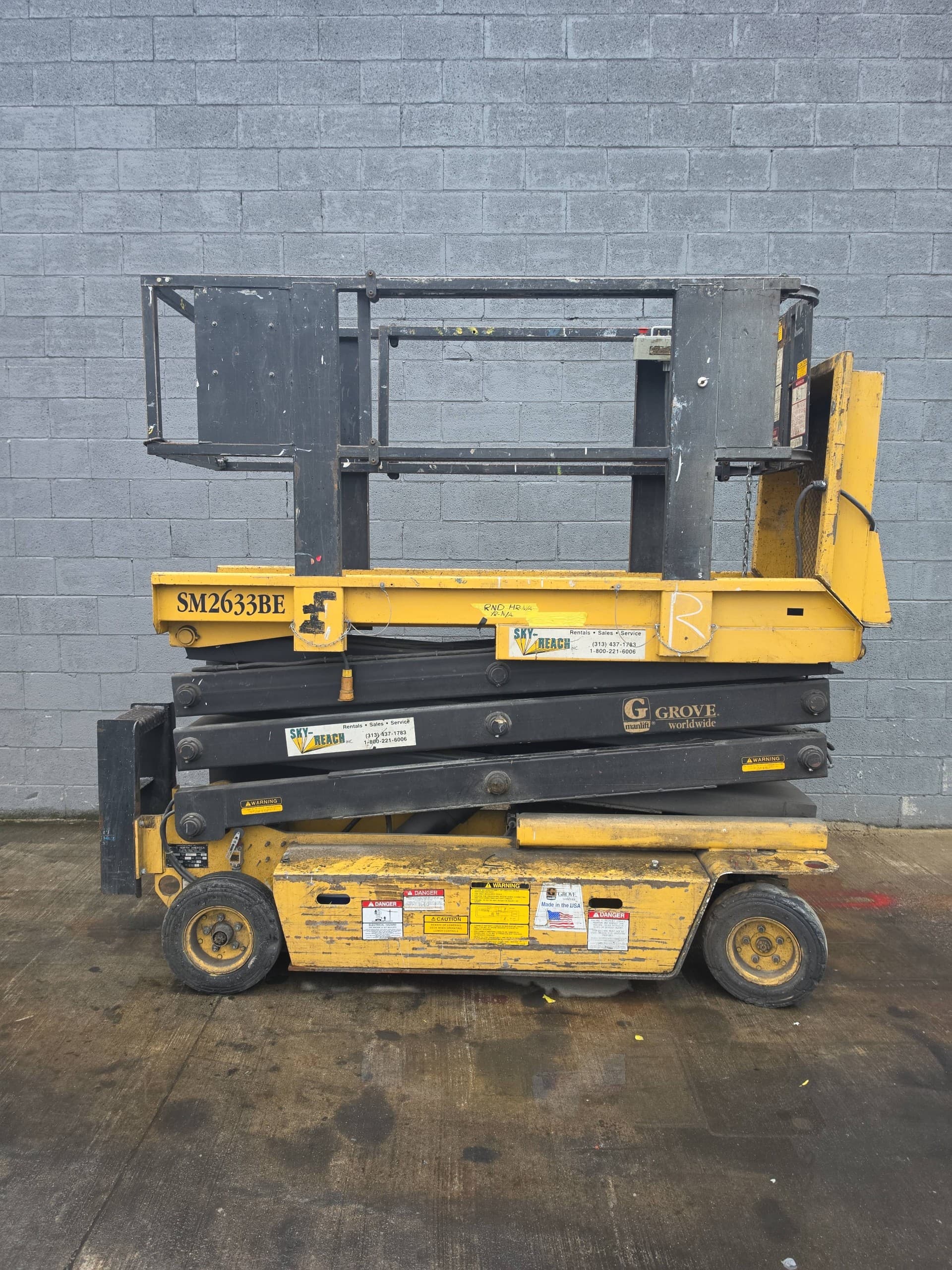 Grove SM2633BE Electric Scissor Lift, 20' Platform Height, 750LB Capacity