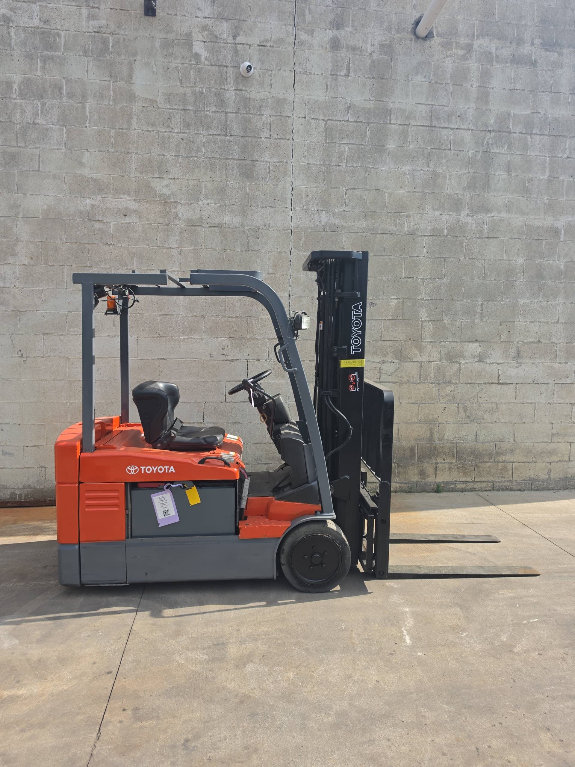Toyota 7FBEU20 3,500LB Electric Forklift, 36V, Solid Tires, 189" Lift